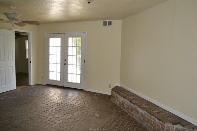 Building Photo - 505 Foch St