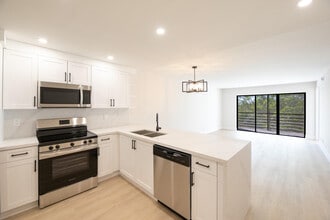 Building Photo - 2322 S Cypress Bend Dr