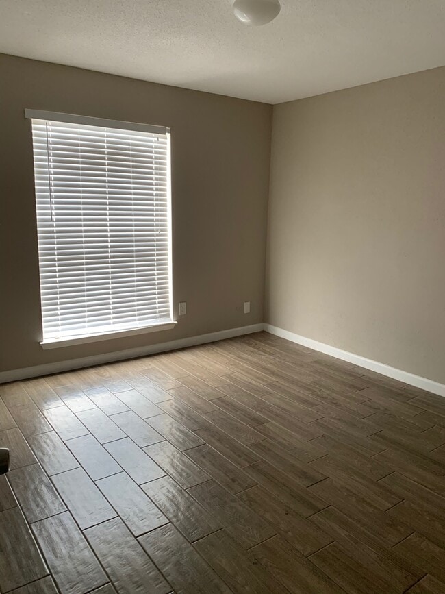 Building Photo - 1 Bed, 1 Bath condo
