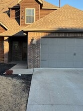 Building Photo - 1803 SW Stonegrove Rd