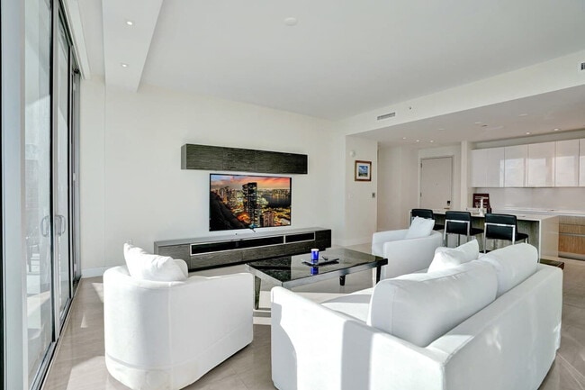 Building Photo - 3100 N Ocean Dr