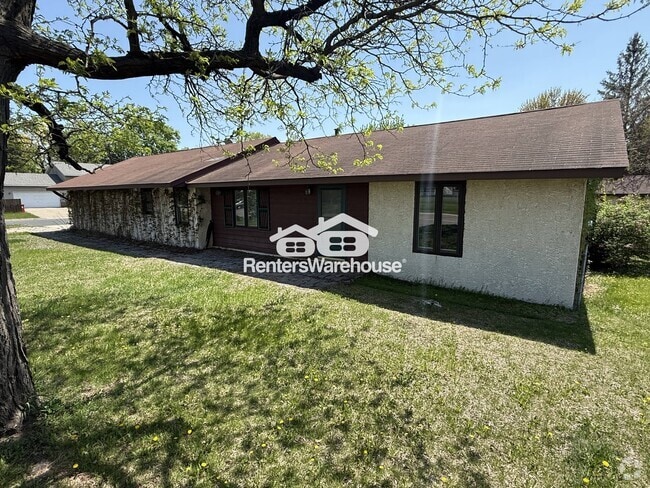 Building Photo - 215 E Old Shakopee Rd