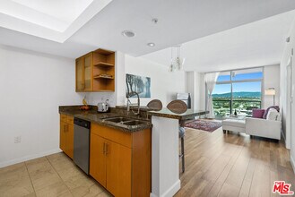 Building Photo - 13700 Marina Pointe Dr