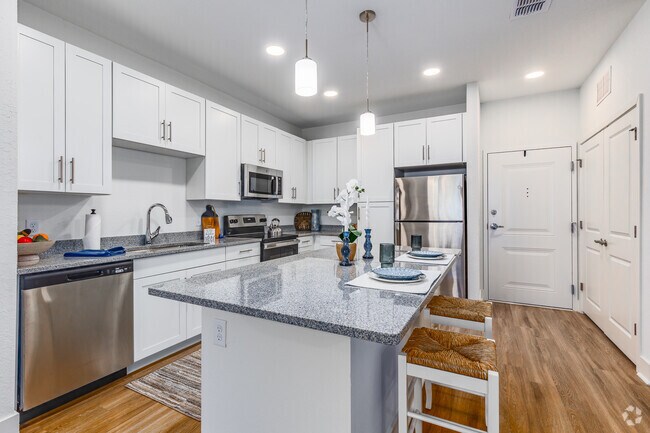 2 BR, 2 BA - 1.057SF - Cocina - Lamplighter Legacy Apartments