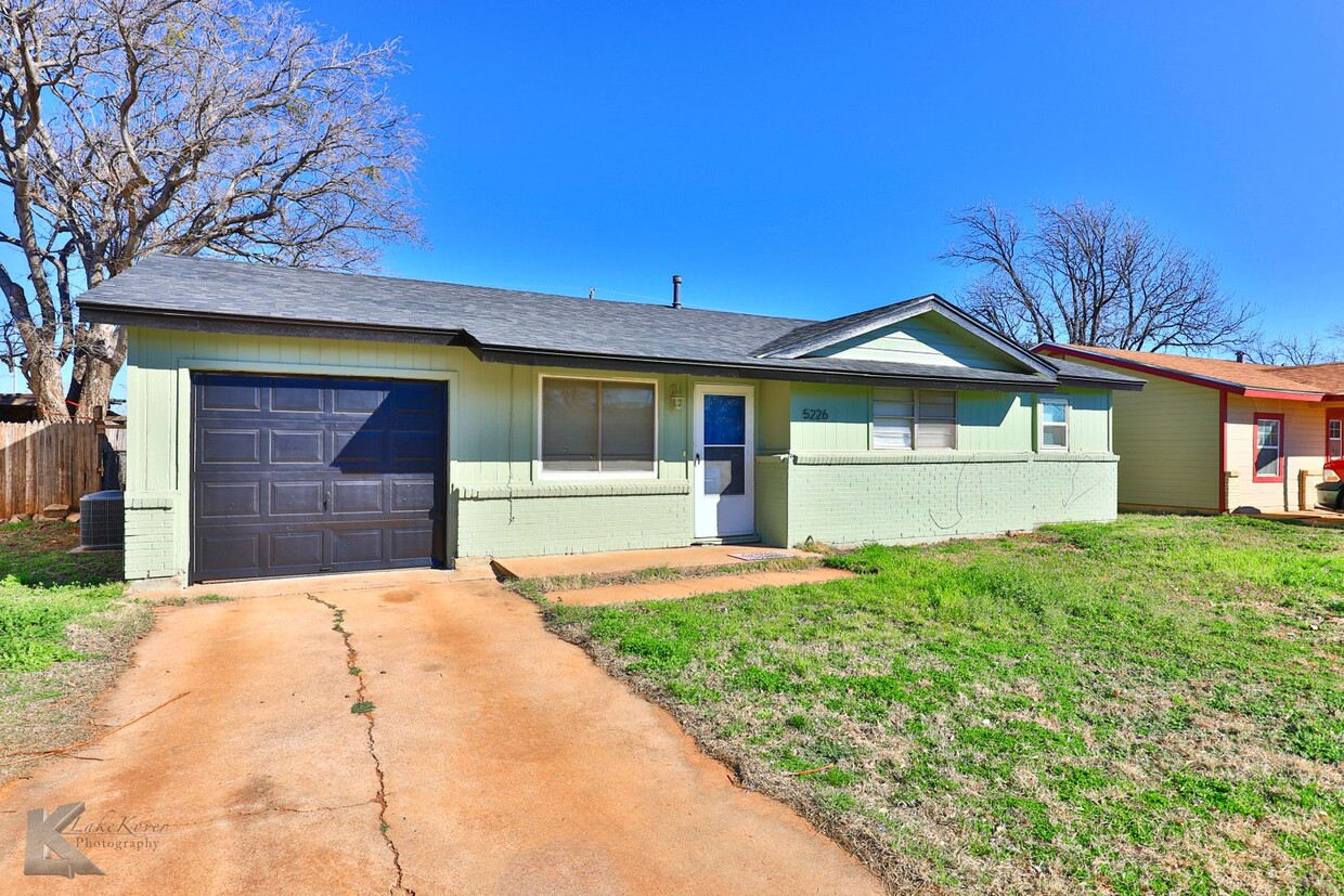 Primary Photo - 3 bed, 1 bath, 1 car garage!