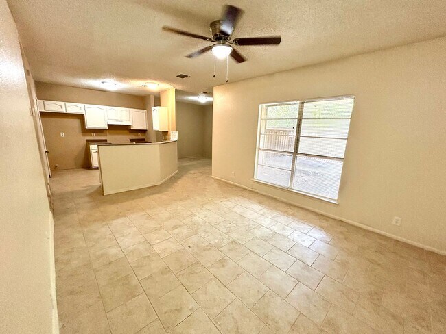 Foto del edificio - **APPLICATION RECEIVED** AVAILABLE NOW! 3 ...