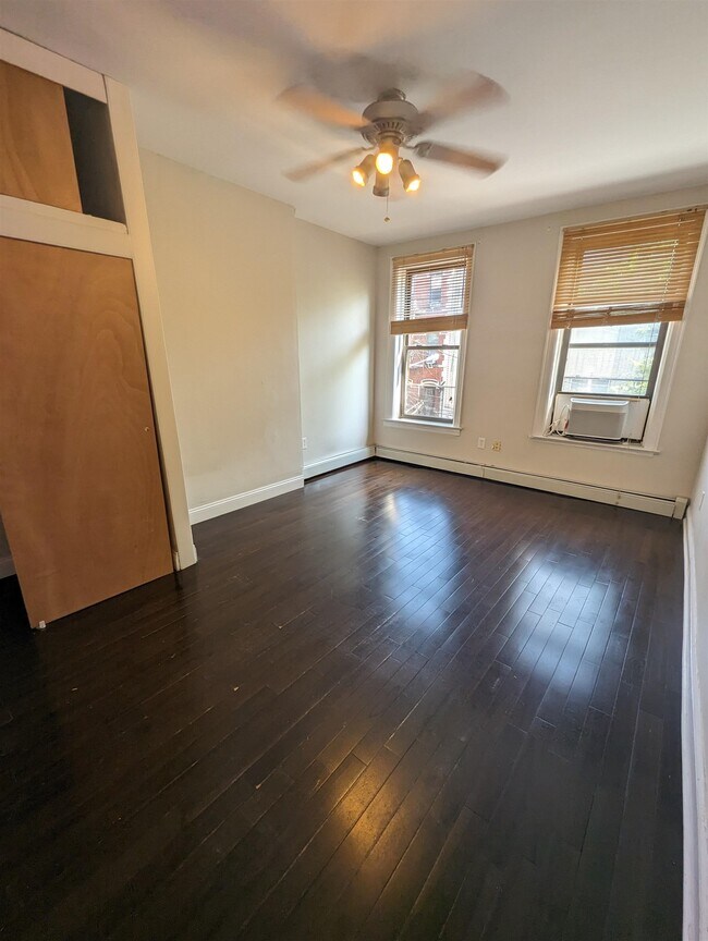 Building Photo - 208 7th St