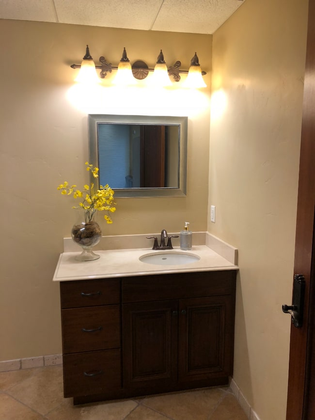 Building Photo - Large 2 bed / 1 bath Condo on North End of...