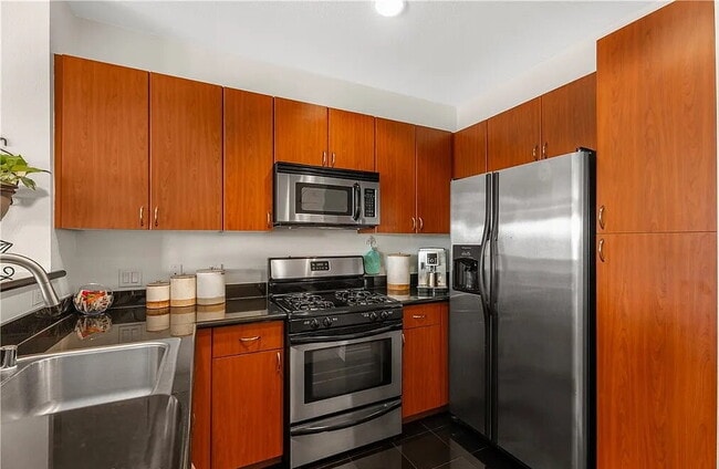 Building Photo - Bright & Spacious Unit with Natural Light