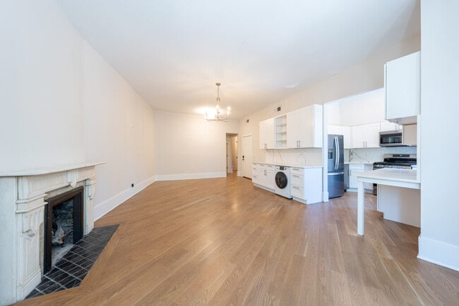 Building Photo - 2246 N Clark St