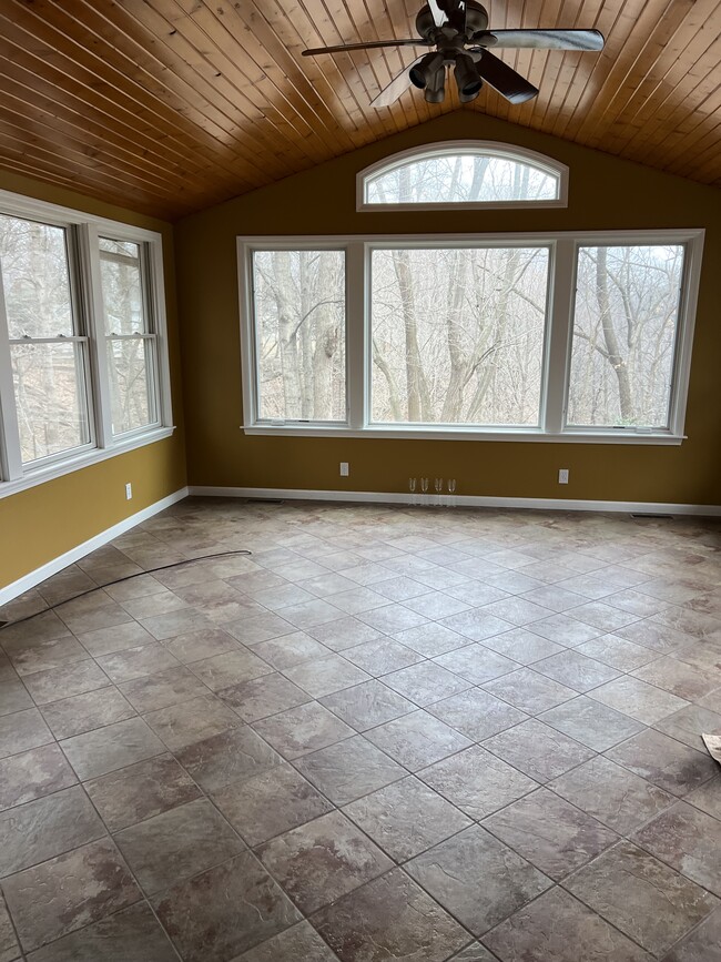 Foto del edificio - 8817 N Picture Ridge Rd