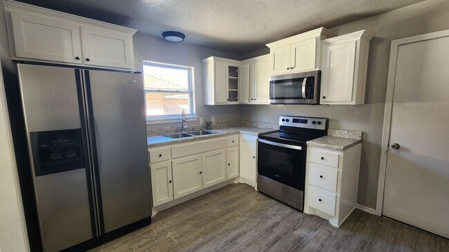 Building Photo - Yukon Rental