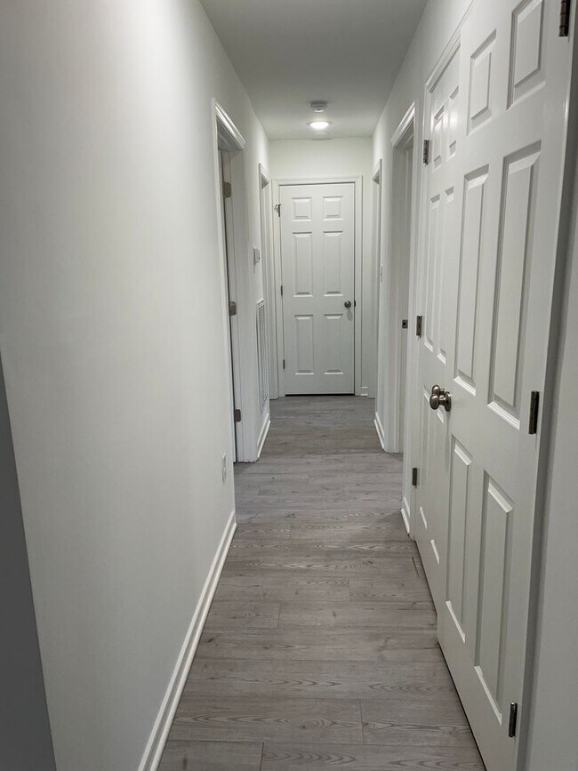 Building Photo - 3 bedroom / 1 bath apartment (upstairs) Cu...