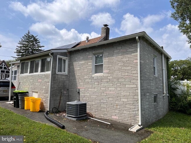 Building Photo - 112 Hazelhurst Ave