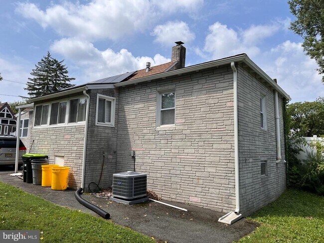 Foto del edificio - 112 Hazelhurst Ave