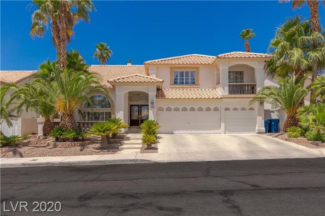 Building Photo - 5 BEDROOM HOME WITH A POOL & SPA!