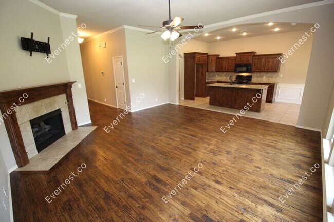 Building Photo - 5004 E Fort Worth St