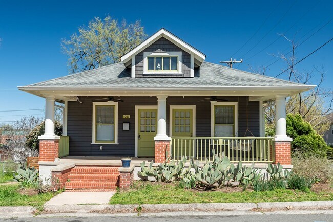 Foto del edificio - **Applications Pending** Available March 1...