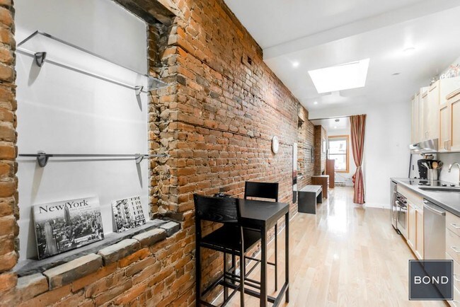 Foto del edificio - 217 E 5th St