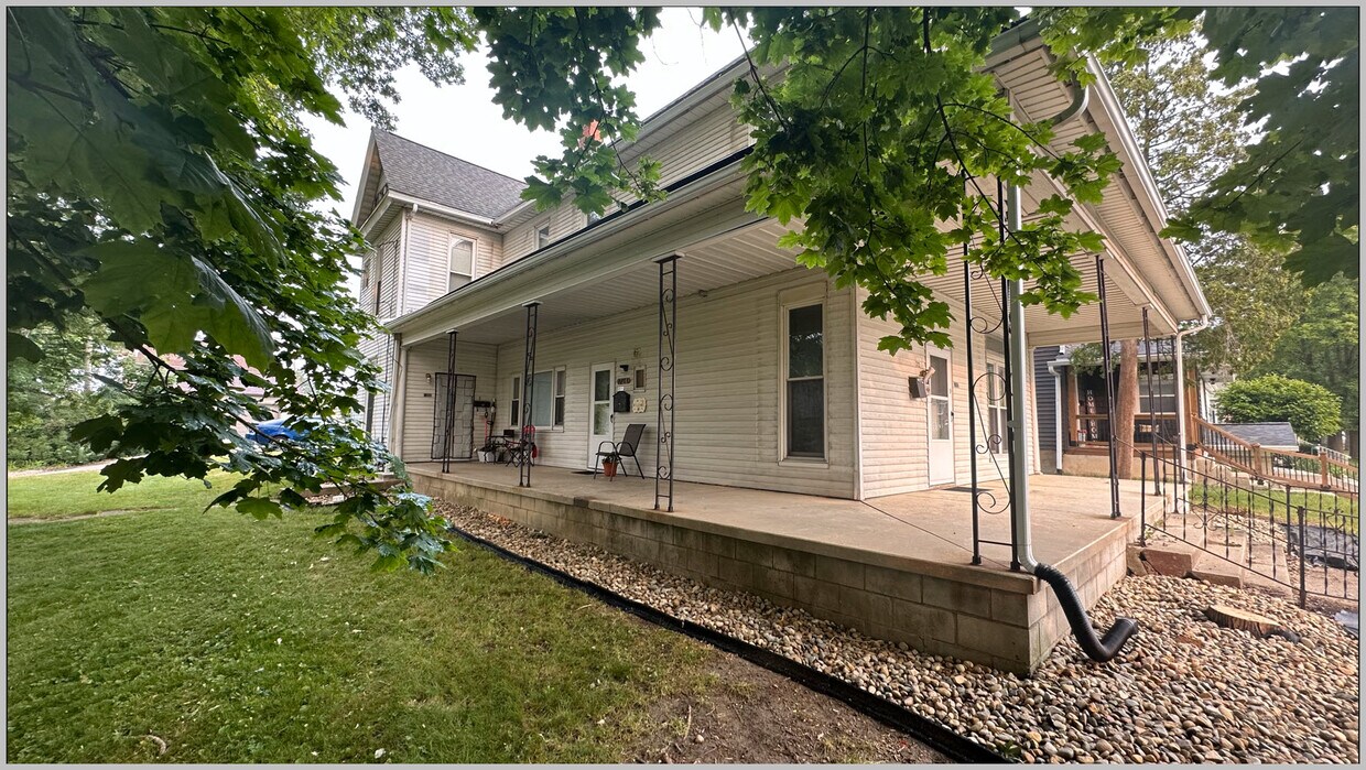 Entrada porche a los apartamentos 1/2/3 - 4 en el lado del garaje - 712 Poplar St