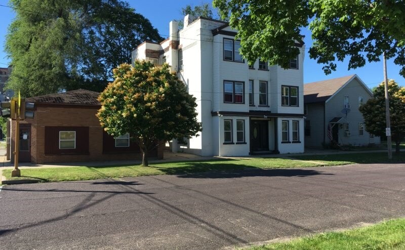 Building Photo - 601-609 NE Perry Ave