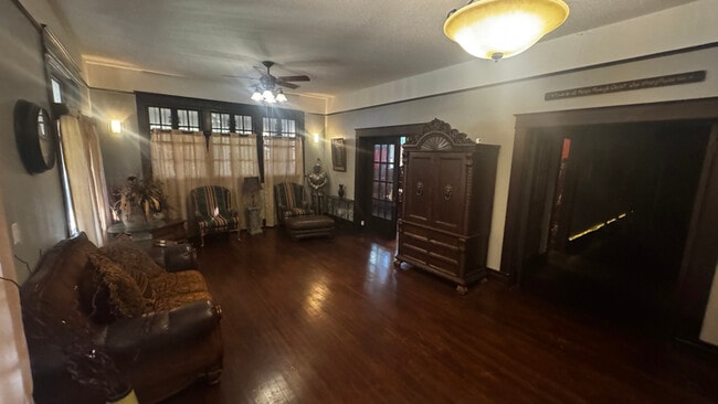 Building Photo - 1721 Clarendon Ave