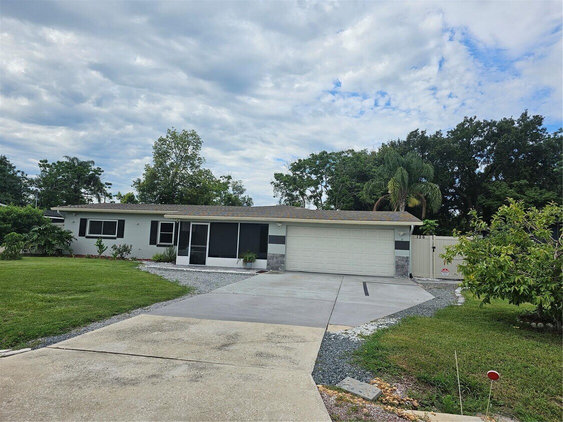Primary Photo - 126 W Buchanon Ave