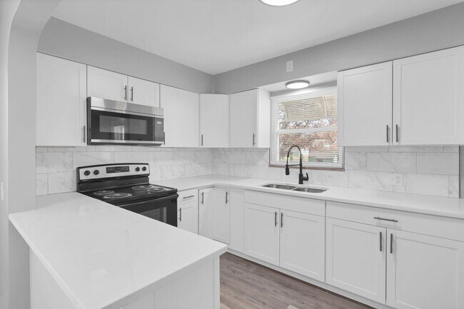 Building Photo - 1820 Oakwood Ave