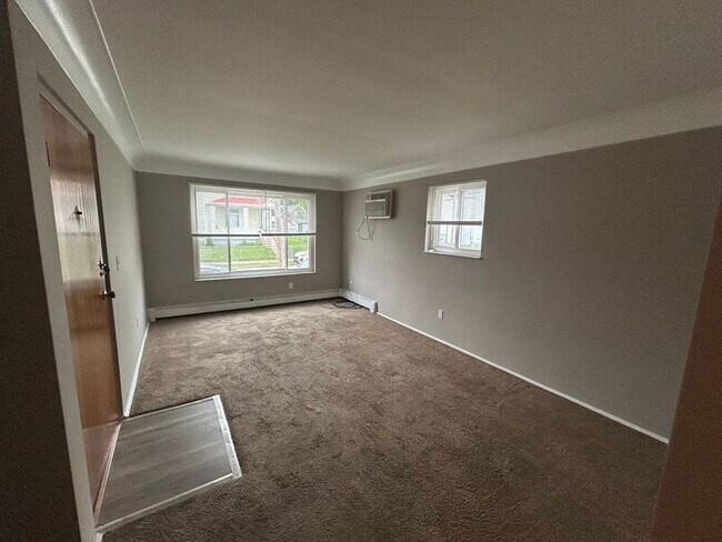 Building Photo - 325 Pike St