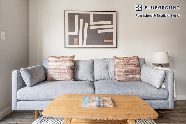 Building Photo - 526 Yale Ave N