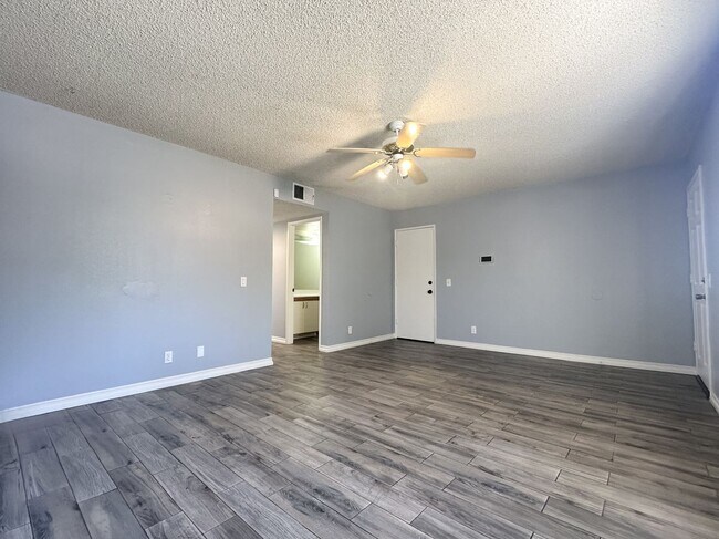 Foto del edificio - AVAILABLE NOW!! 2 BEDROOM 2.5 BATHROOM TWO...