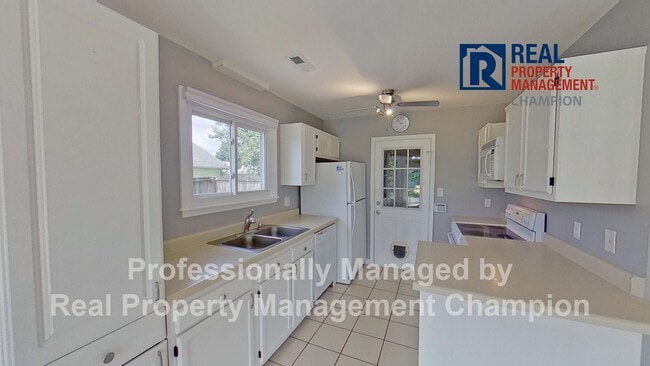 Building Photo - Charming Ranch Style Home with Spacious Fenced Yard