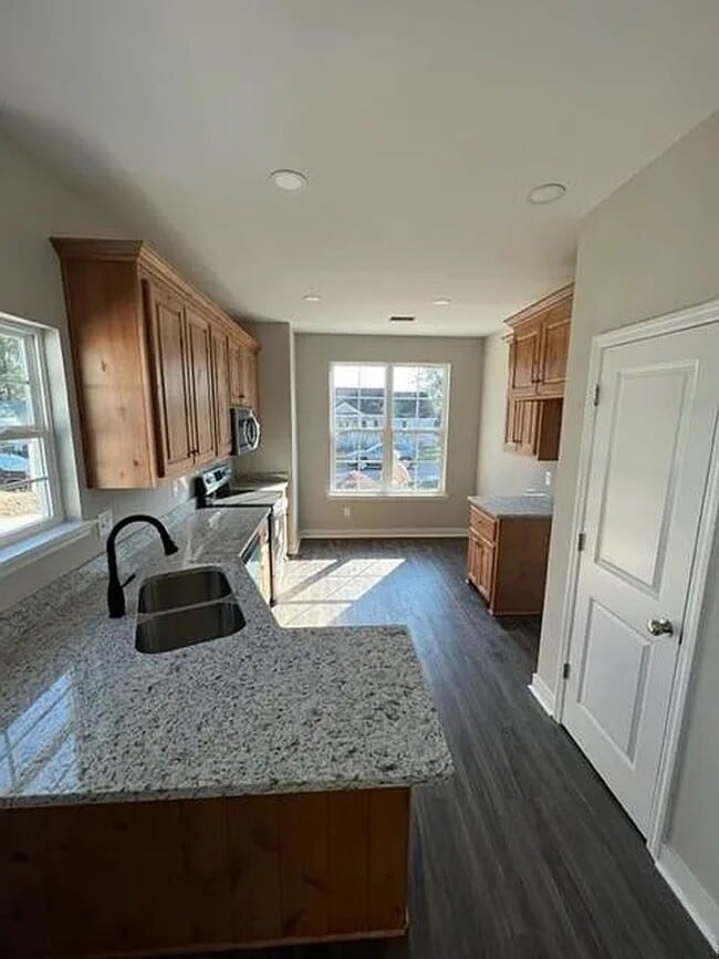 Building Photo - 206 Carriage Ln