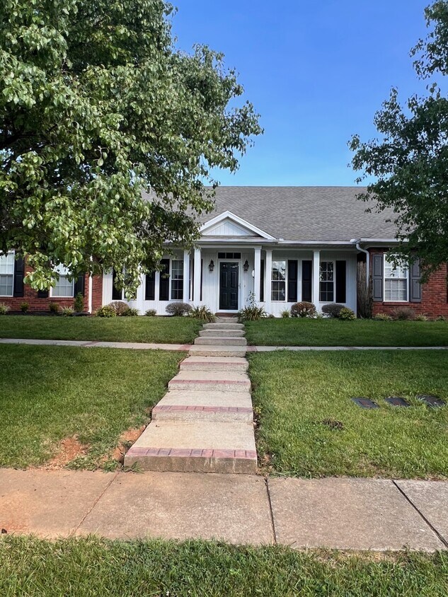 Center unit with quiet, elderly neighbors - 105 Ashton Ct