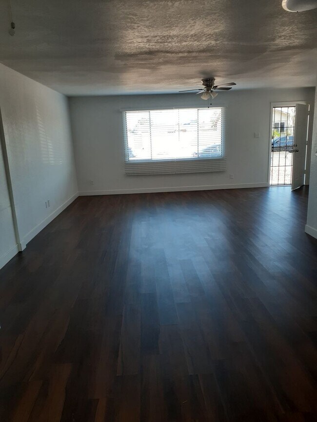 Foto del edificio - Spacious 4 Bed/2 Bath With Den  Updated De...