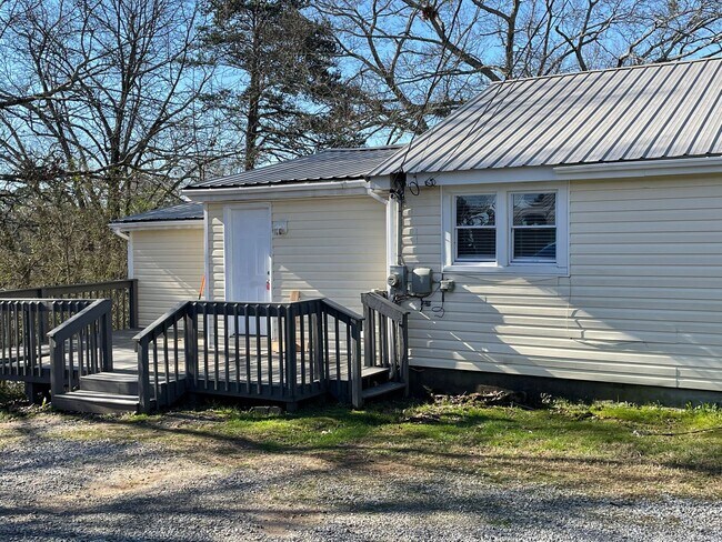 Building Photo - Nice Big Home in Hixson