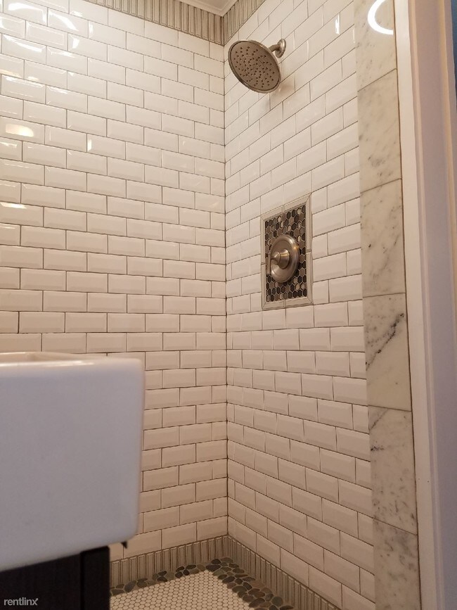 Building Photo - 2 br, 1 bath - 132 Hobart St Fl 1