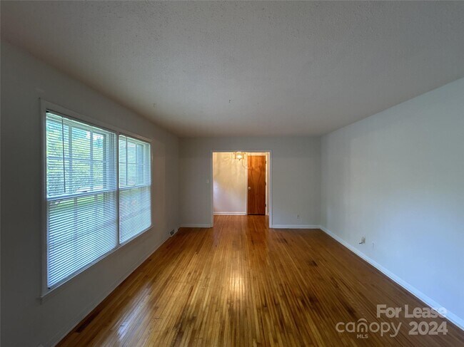 Building Photo - 4614 Cloverdale Ave