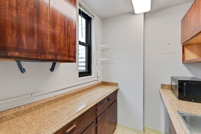 Building Photo - Spacious & Bright Studio at River Place East