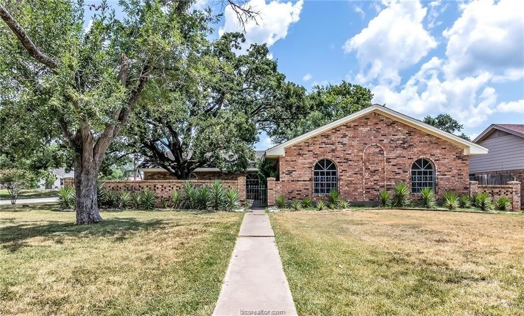 Primary Photo - 3701 Oak Ridge Dr