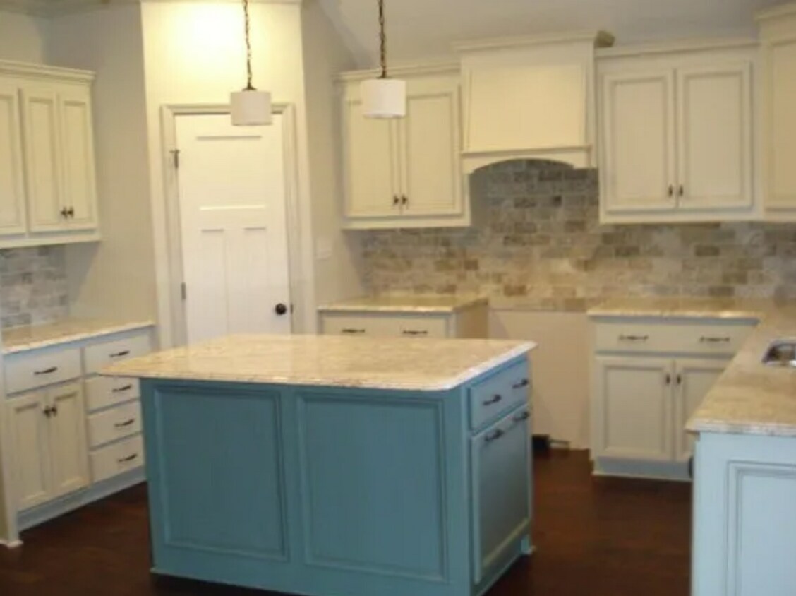 Foto del edificio - Spacious 4-Bedroom Home with Fenced Yard N...