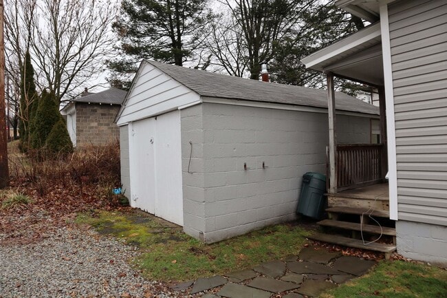 Building Photo - 2-3 bedroom house with 1 car garage in Ind...