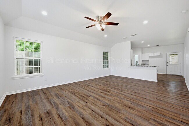 Building Photo - 422 E Elm St