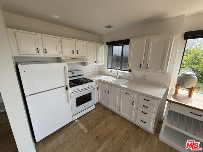 Building Photo - 28870 Selfridge Dr