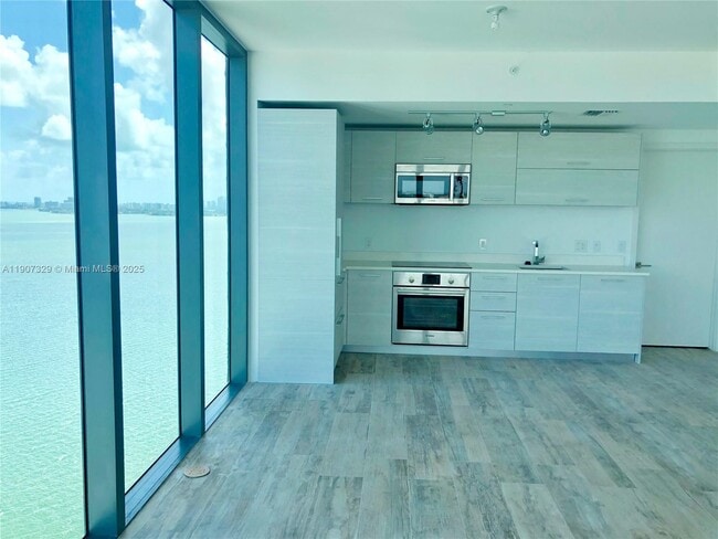 Foto del edificio - 650 NE 32nd St