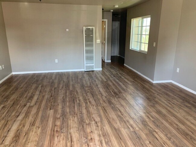 Building Photo - Comfortable 2 Bedroom House with Off Stree...