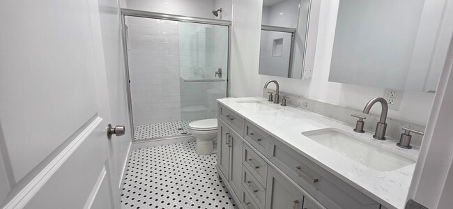 Foto del edificio - 1751 N Oxford Ave