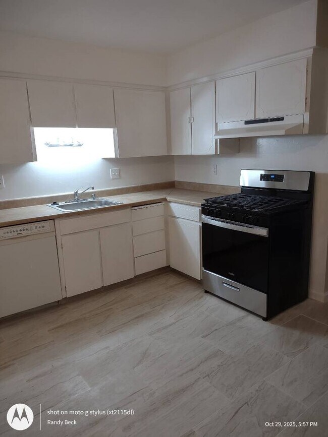 Building Photo - Spacious 2bd First Floor Apartment in 4-Plex Building