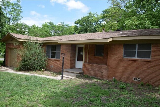 Building Photo - 1002 N Stewart St