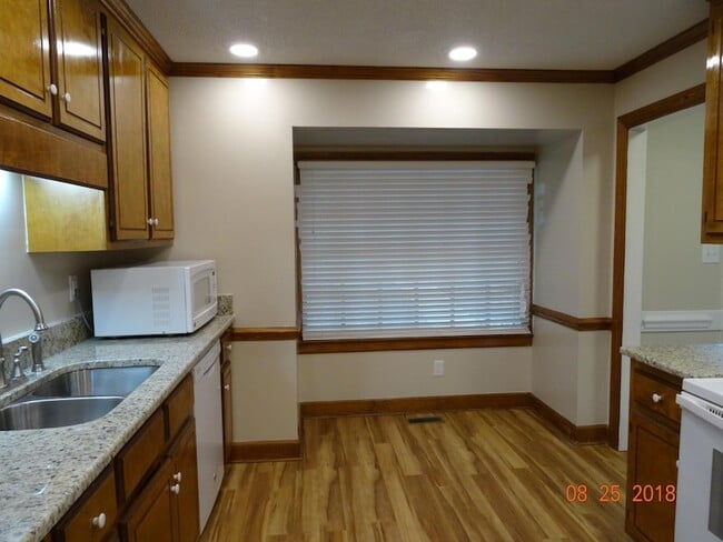 Building Photo - 111 Hedgerow Ct
